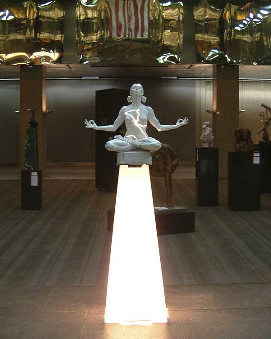 escultura estátua luz rachadura irradiando paige bradley