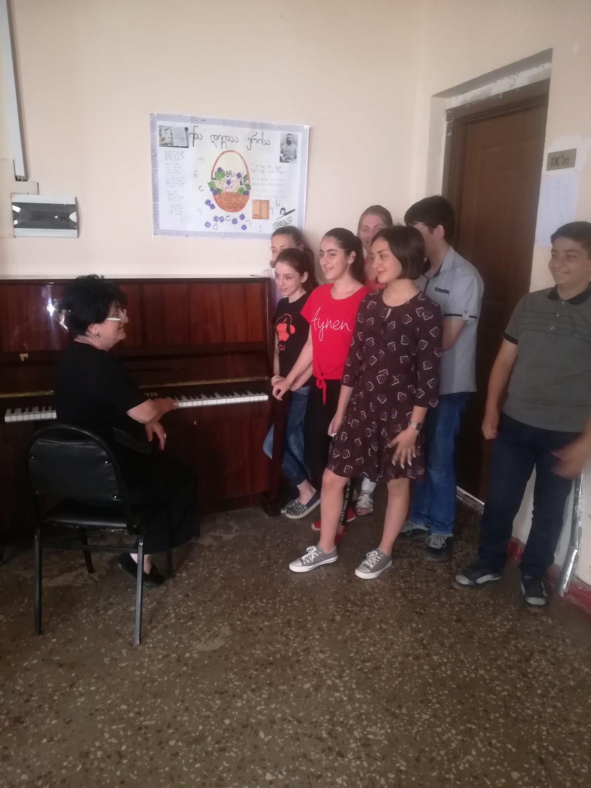 მუსიკის კლუბის ,,ქართული ხალხური სიმღერები" მუშაობისას