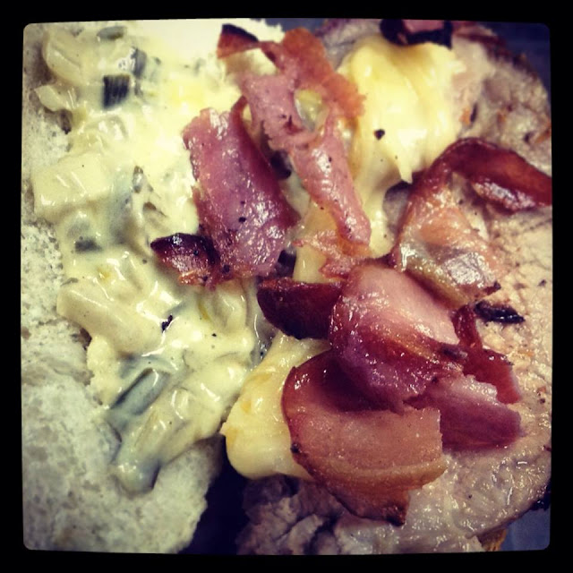 Sandwiches de Bondiola a la Parrilla Verdeo,Panceta,Cheddar Sandwiches de Bondiola a la Parrilla Verdeo,Panceta,Cheddar