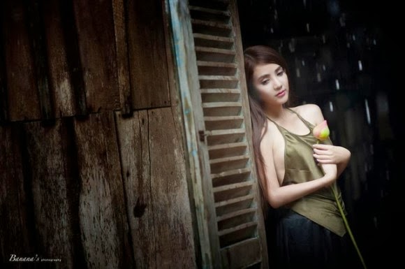 Hot girl Linh Napie hóa thành thiếu nữ bên hoa sen