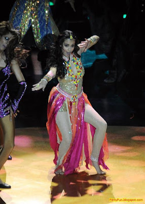 Click on the Image for Larger View Dia Mirza performs at the IIFA Awards night in Toronto_FilmyFun.blogspot.com