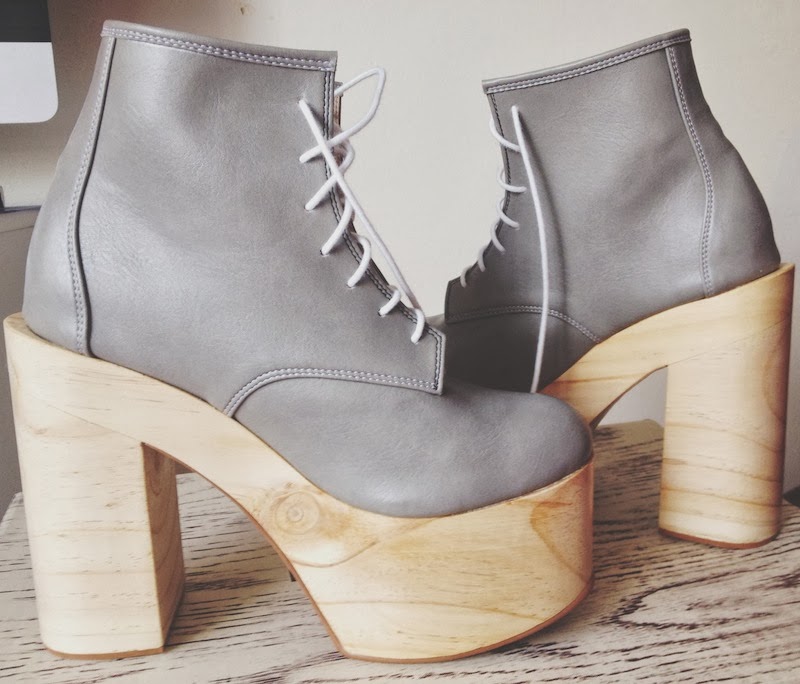 Deandri Helga in Grey LIVE IN LOVE