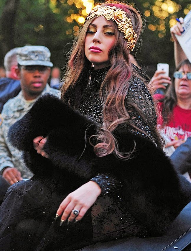 ΕΜΦΑΝΙΣΗ – ΣΟΚ: ΦΟΡΕΣΕ δαντέλα, ζαρτιέρα και τα οπίσθια φάτσα φόρα ΕΜΦΑΝΙΣΗ – ΣΟΚ: ΦΟΡΕΣΕ δαντέλα, ζαρτιέρα και τα οπίσθια φάτσα φόρα