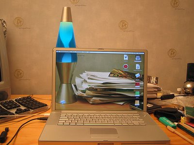 Komputer Unik Dengan Layar Yang Transparan