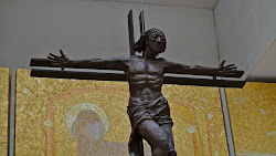 Croix du choeur de la Basilique Ste-Trinité