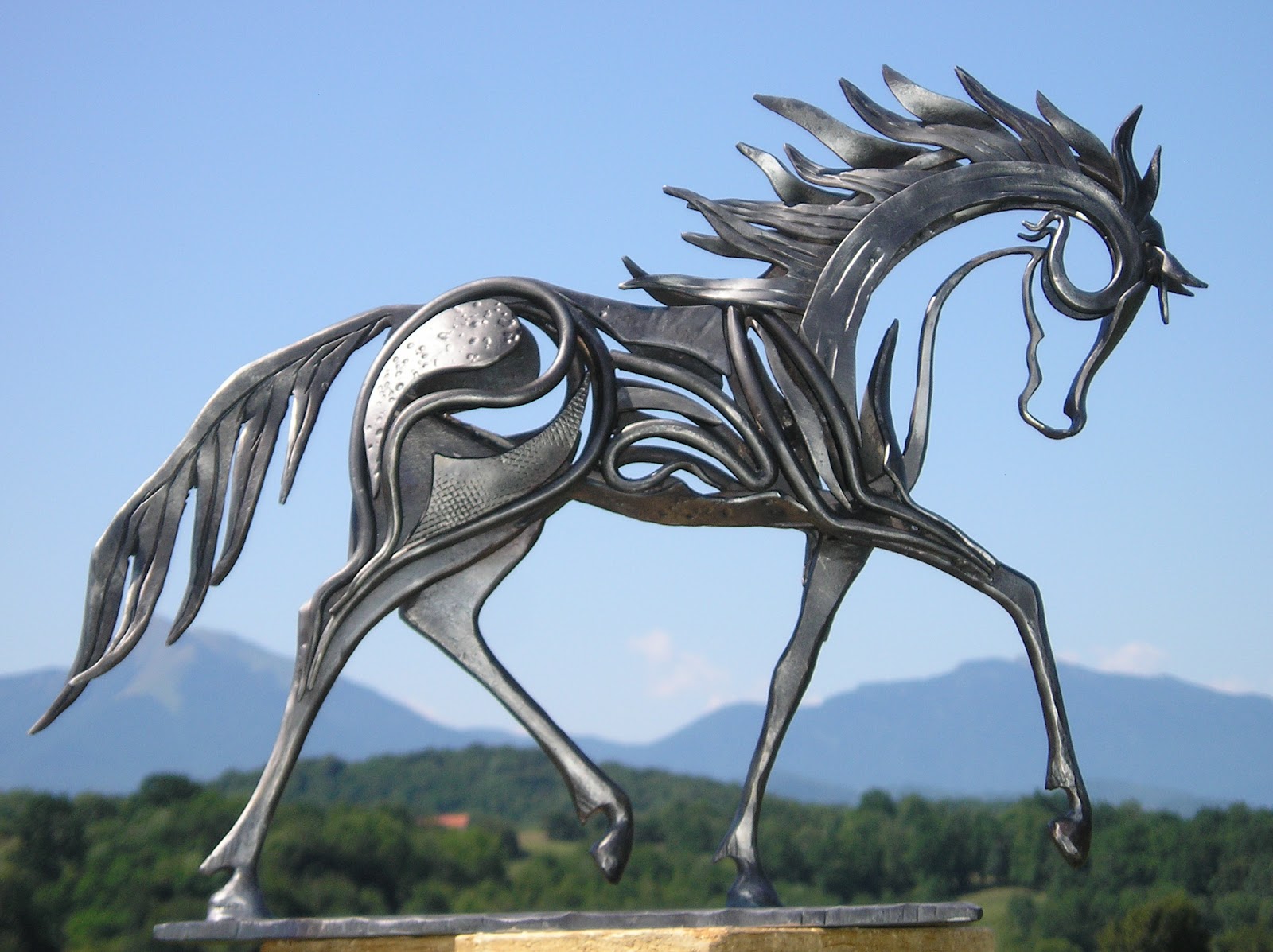 Pin by Lynn Brown on Cheval Metal horse sculptures, Horse sculpture