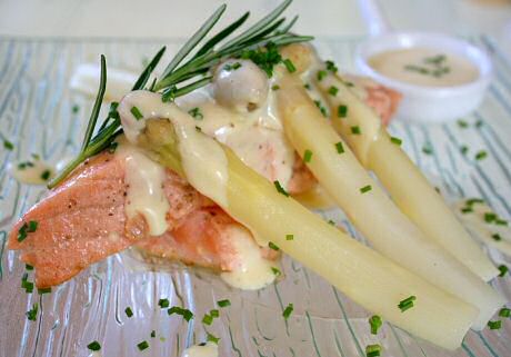 Wite asperges met gerookte zalm, hollandaisesaus, fijn gesnipperde bieslook en een takje rozemarijn