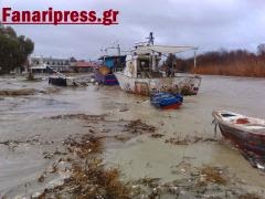 Μεγάλη Καταστροφή στην Αμμουδιά από τα ορμητικά νερά του Αχέροντα . Το ποτάμι πλημμύρισε μαγαζιά και παρέσυρε και βύθισε ψαρόβαρκες.. (βίντεο)