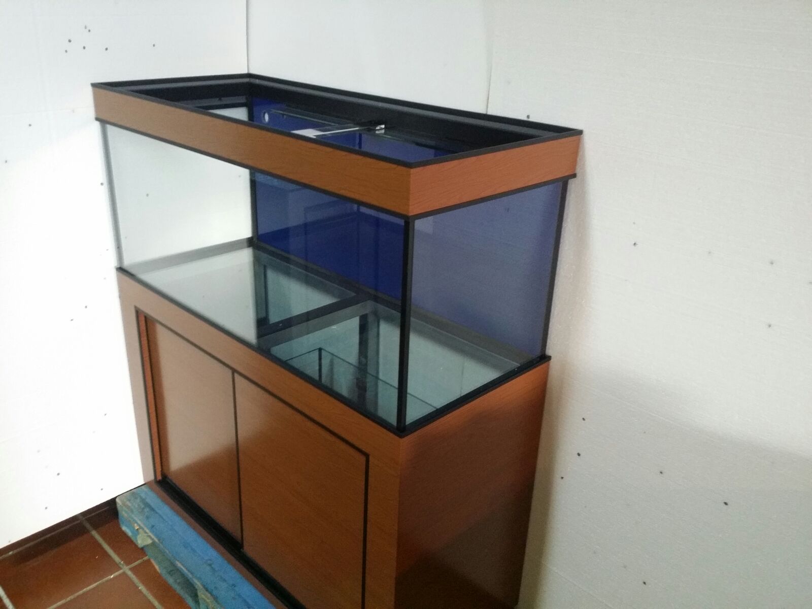 Acuarios a medida Acuario con mesa color madera