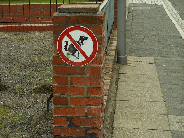 Bremen. Apparently not a place for doggy-doo.  Yeah! Right! (2012-04-17) 