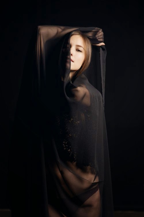 Beleza e sensualidade de Savvy Taylor sob véu na fotografia de Thomas Albert Ingersoll modelo Savvy Savanna Taylor fotografia Thomas Albert Ingersoll mulheres sensual beleza véu luzes