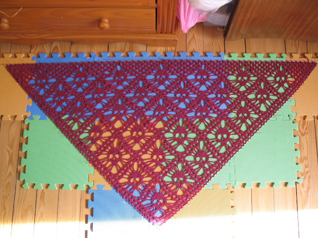 châle-crochet-têtes de mort châle-crochet-têtes de mort