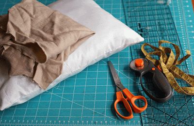 How to make an easy ruffled pillow.