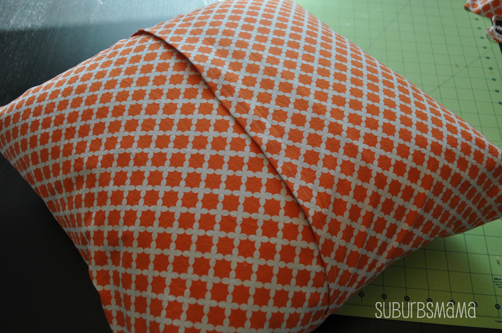 Suburbs Mama Easy Envelope Pillows (tutorial)