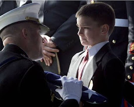 CHRISTIAN GOLCZYNSKI ACEPTA L/BANDERA A NOMBRE DE SU PADRE MUERTO EN IRAK, SARGENTO MARC GOLCZYNSKI