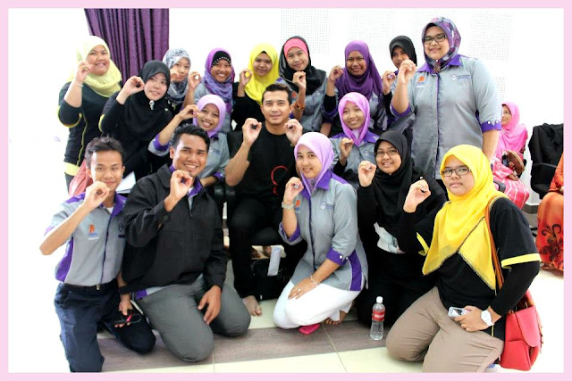 Aaron Aziz with Red Ribbon Youth Aaron Aziz with Red Ribbon Youth