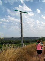 Torre-ventilador per escalfar les vinyes al costat del camí Torre-ventilador per escalfar les vinyes al costat del camí