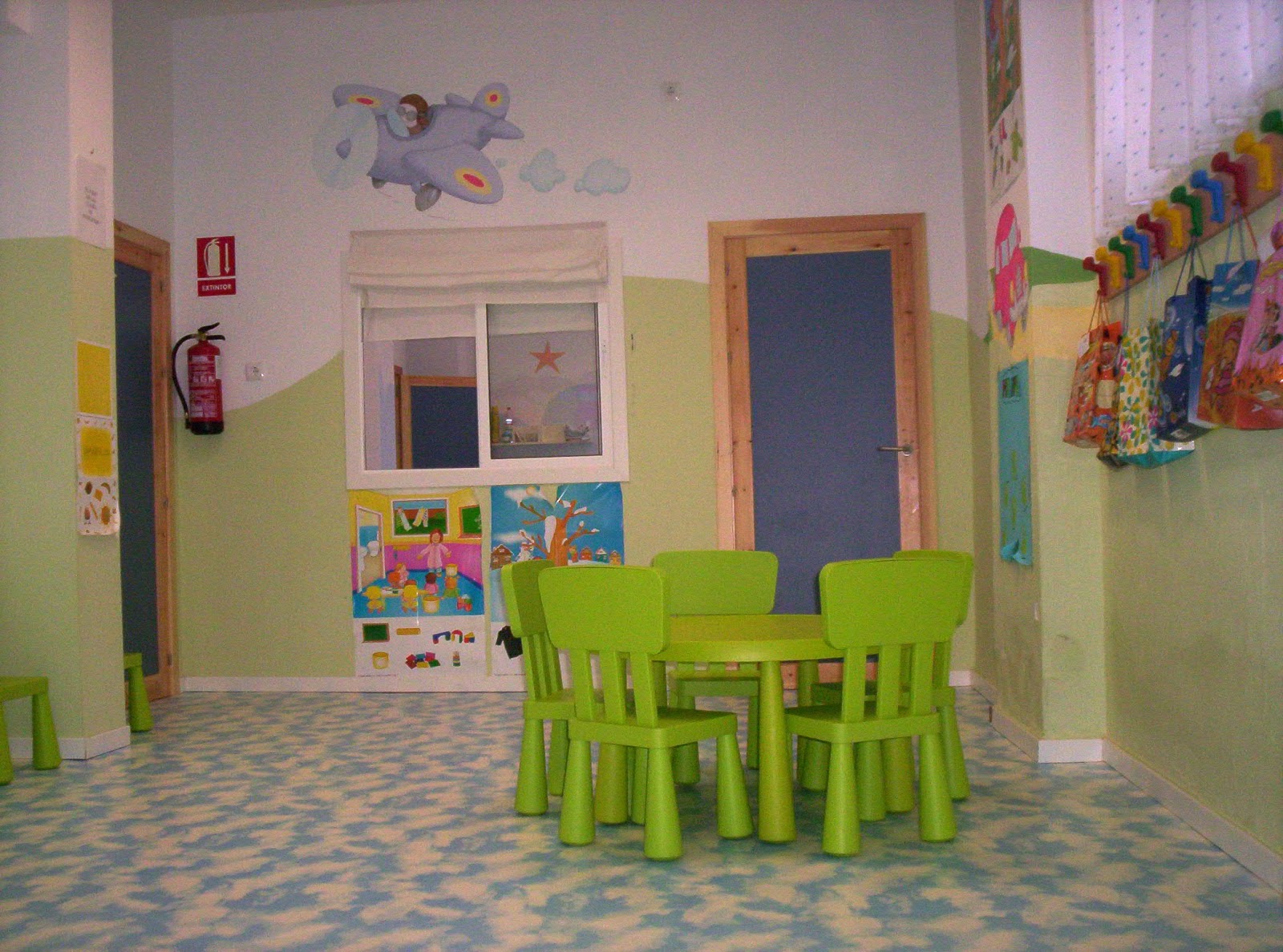 Murales Infantiles Pintados a Mano: 3.- Aula de niños de 2-3 años de