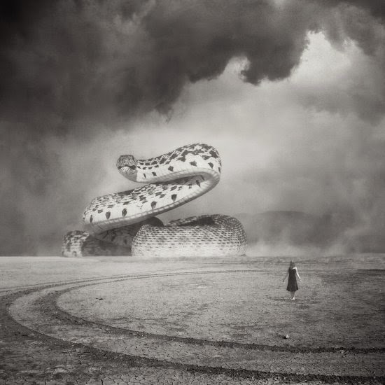 Fantasia, surrealismo e emoções na fotografia onírica de Kasia Derwinska Kasia Derwinska fotografia surreal fantasia soturna solitária triste onírica sonhos photoshop preto e branco