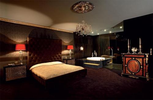 Elegan dan Glamour Kamar Tidur dengan Wallpaper Hitam Elegan dan Glamour Kamar Tidur dengan Wallpaper Hitam