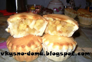 Лукошко с яблоками и бананами
