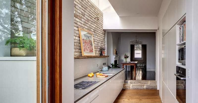 COCINA ESTRECHA ENTRE RUSTICA Y MODERNA | OASISINGULAR