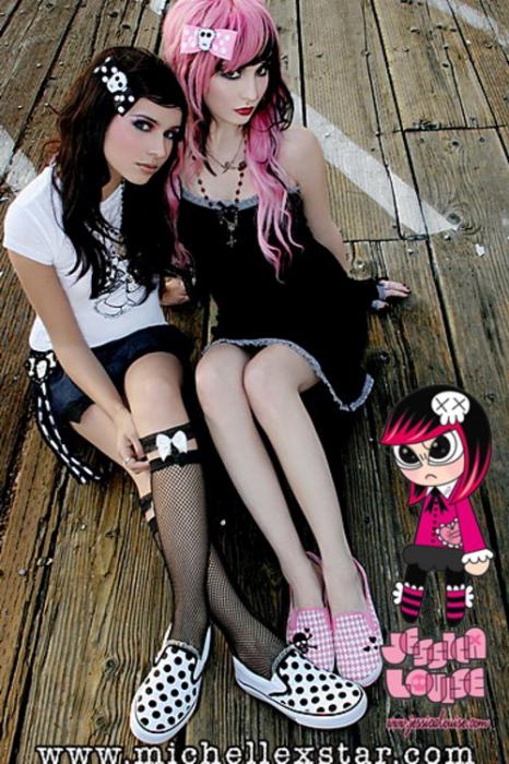Estas Muchachas Son Bisexuales