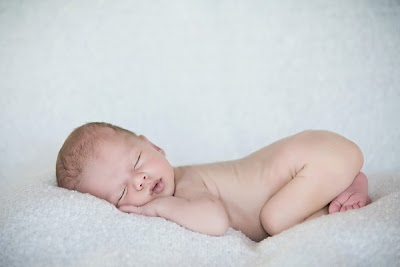 Mẹ nên đổi tư thế ngủ thường xuyên cho bé để tránh hiện tượng bẹp đầu