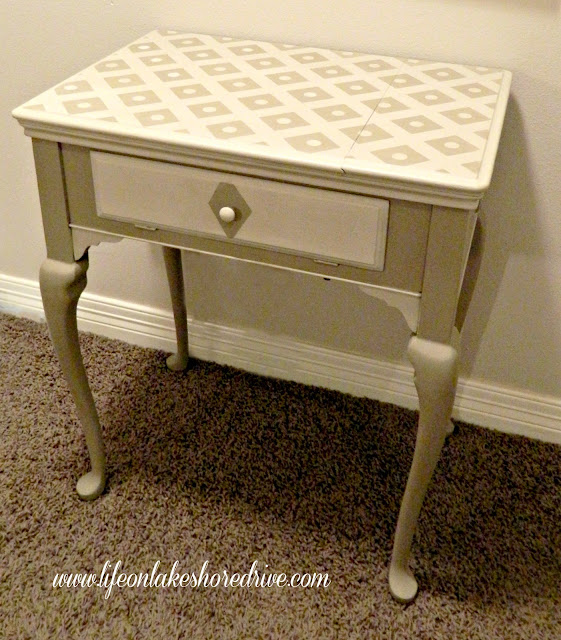 alt="Annie Sloan chalk paint coco and old ochre sewing machine makeover tutorial"