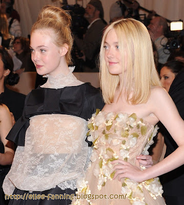 http://4.bp.blogspot.com/-QSKApihwmkk/TcBhXMrxqmI/AAAAAAAAAPE/gXsV19XQs5k/s400/Tikipeter_Dakota_Fanning_Savage_Beauty_Gala_022.jpg