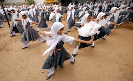 remaja muslimah bermain wushu