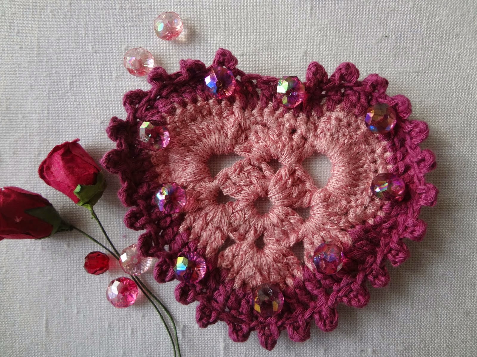 http://thelittletreasures.blogspot.com/2015/02/crochet-heart-free-pattern.html