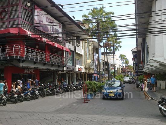Kuta Square, Kuta shopping complex with well-known brands Kuta Square, Kuta shopping complex with well-known brands