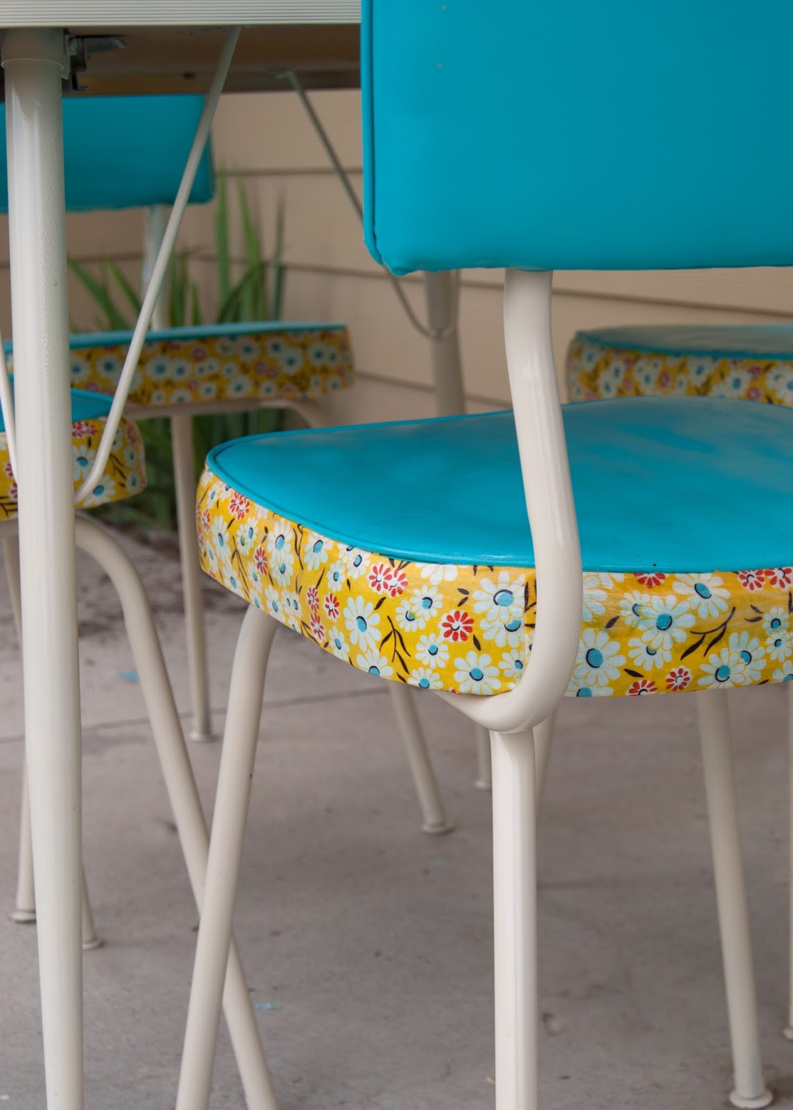 How to Make Over a Vintage Vinyl Set (using Spray Paint & Mod