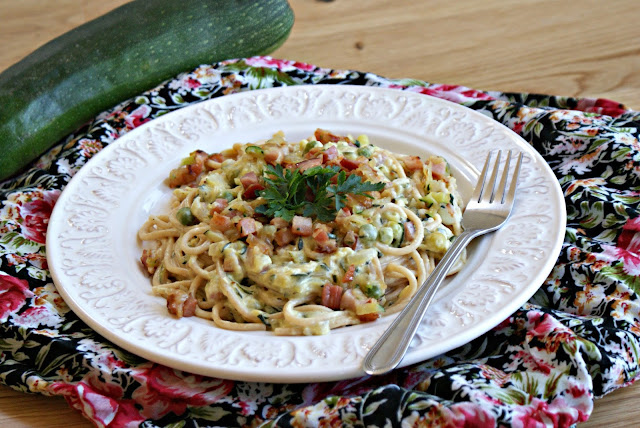 Spaghetti ala crbonara z cukinią i groszkiem