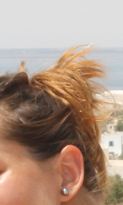 Blonde et brune ayant hâte de partager