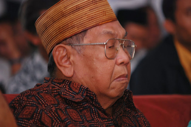 Dalam Waktu Satu Jam, Gus Dur Baca Qur'an 5 Juz dengan Hafalan diminta tolong oleh panitia untuk menjemput Al Dalam Waktu Satu Jam, Gus Dur Baca Qur'an 5 Juz dengan Hafalan