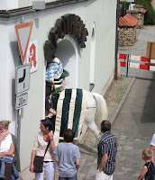 Foto: Reiter und Pferd in einer Arkade