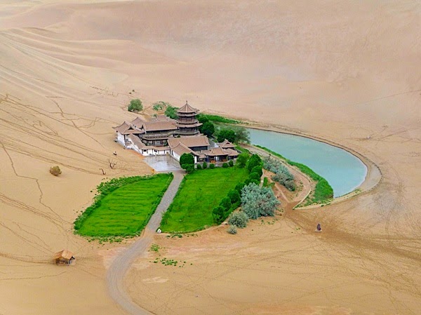 Gambar Tasik Di Tengah Oasis, Tasik Bulan Sabit Gambar Tasik Di Tengah Oasis, Tasik Bulan Sabit