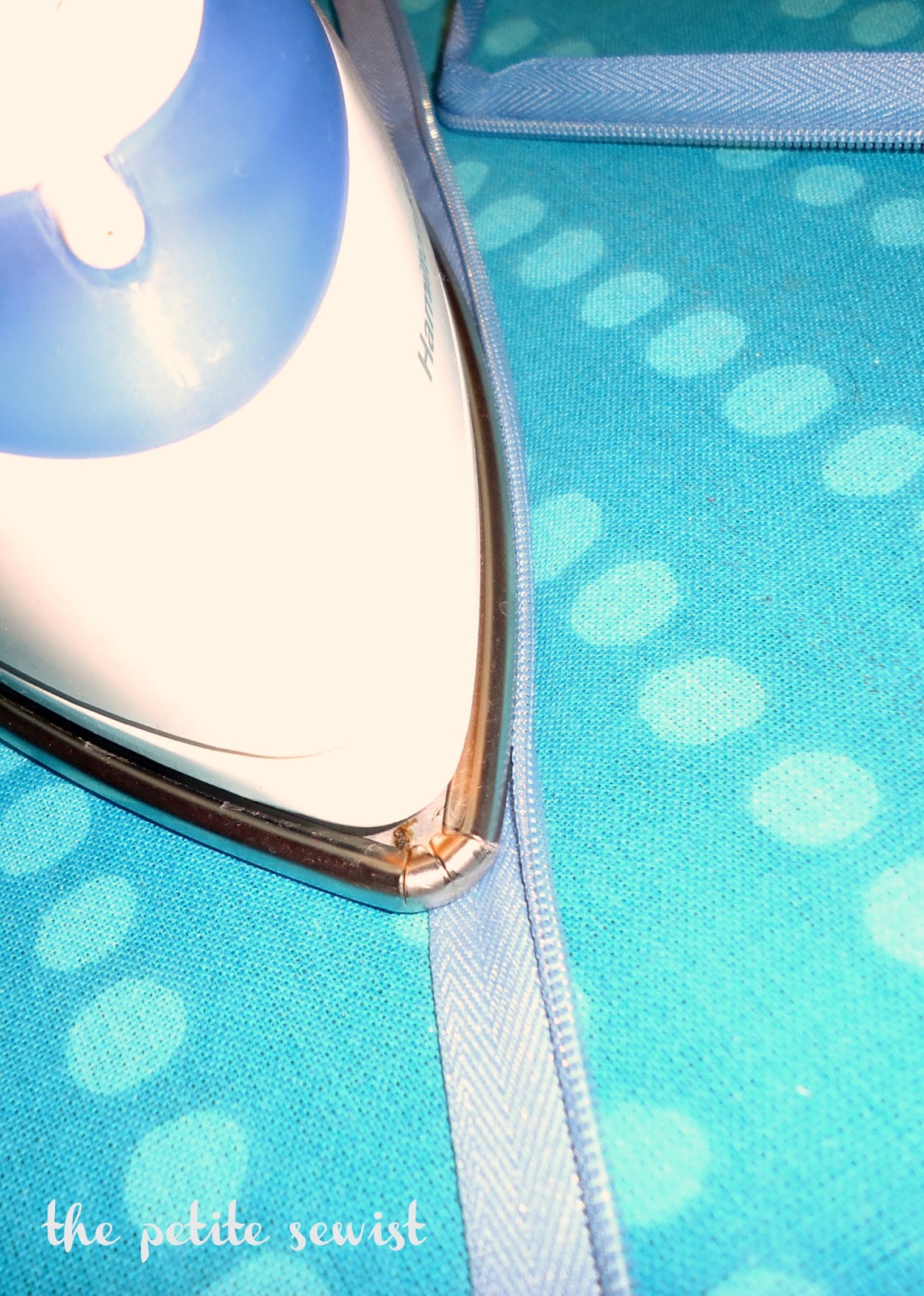 The Petite Sewist Tutorial Throw Pillows with Invisible Zipper