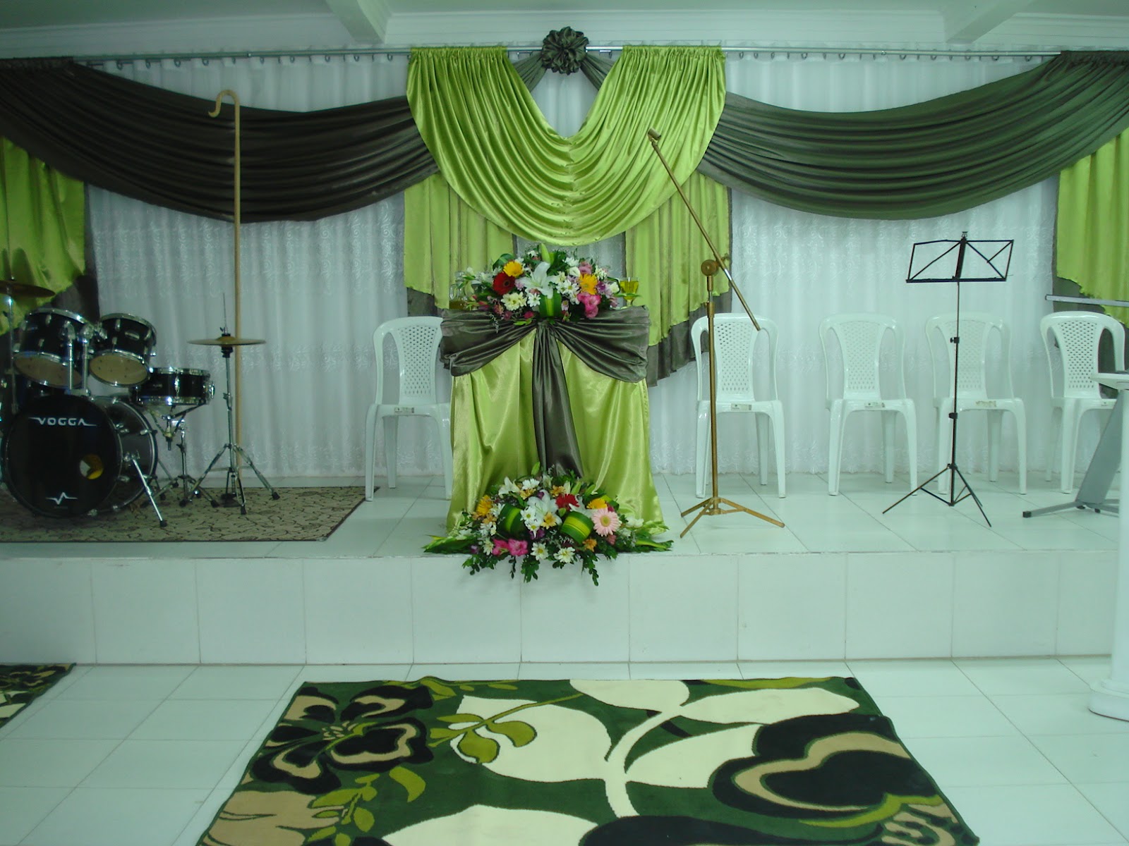 Lírios Eventos DECORAÇÃO IGREJAS Lírios Eventos DECORAÇÃO IGREJAS