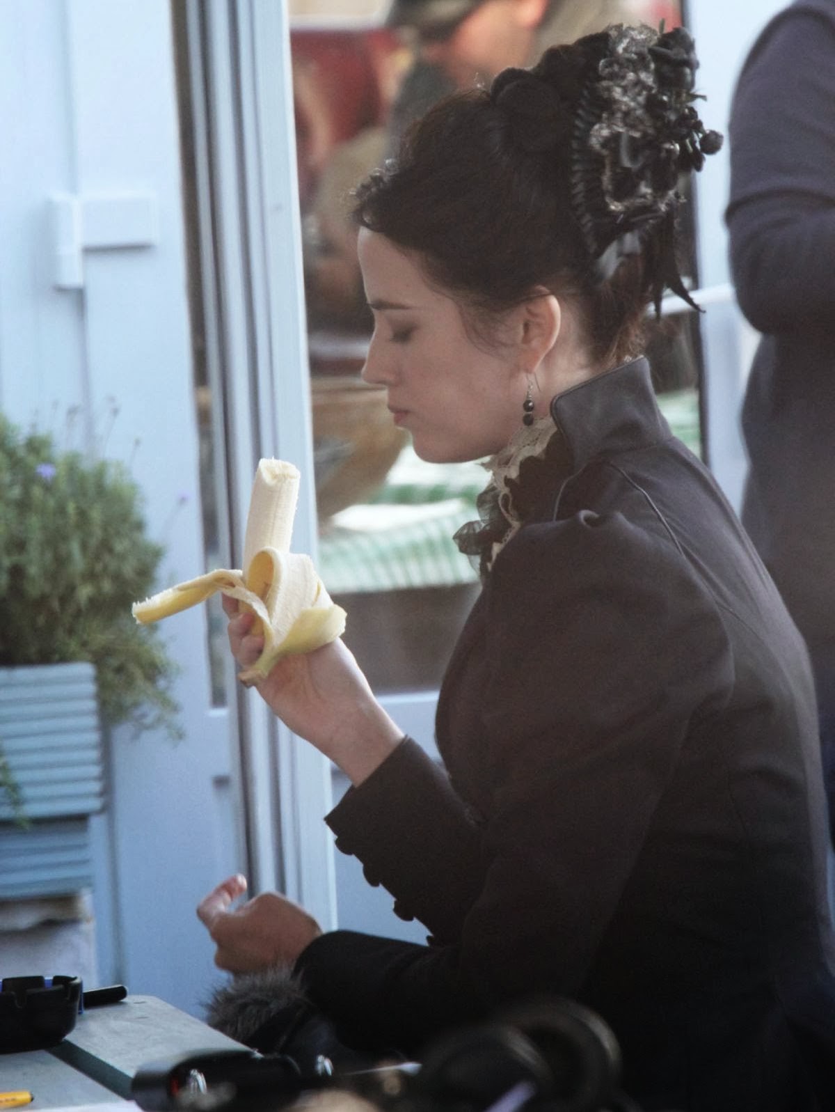 http://4.bp.blogspot.com/-QhK7J6cTVlY/Ut2KYyk4wII/AAAAAAAAQhc/0AbXvyP4K2I/s1600/eva-green-on-the-set-of-penny-dreadful-in-ireland_7.jpg