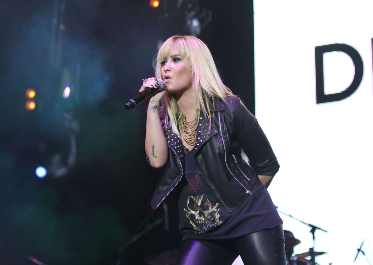 http://4.bp.blogspot.com/-QhVe0mNOS6c/UG2bvD5wp1I/AAAAAAAADS4/00qGd3rMoew/s1600/DEMI-LOVATO-in-Leather-Pants-Performing-at-2012-Z-Festival-in-Sao-Paulo-8.jpg
