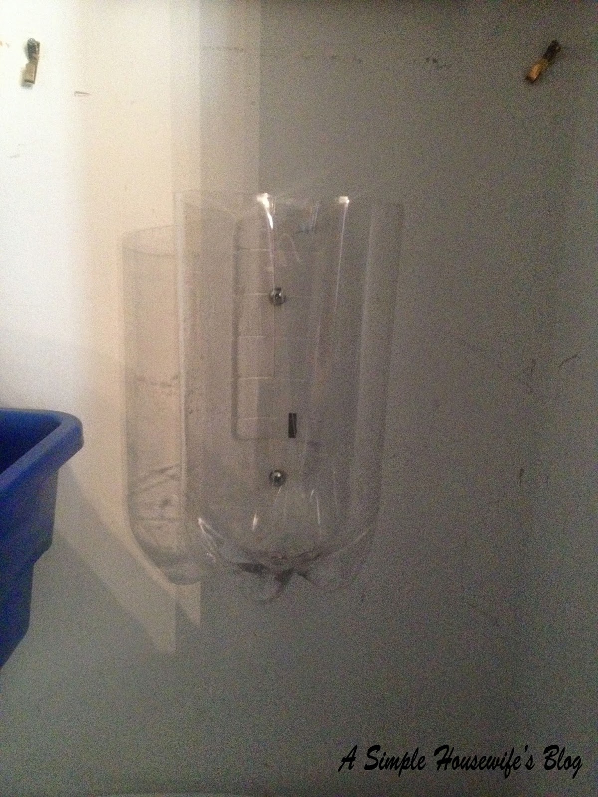 A Simple Housewife Making Your Own Trash Bag Holder