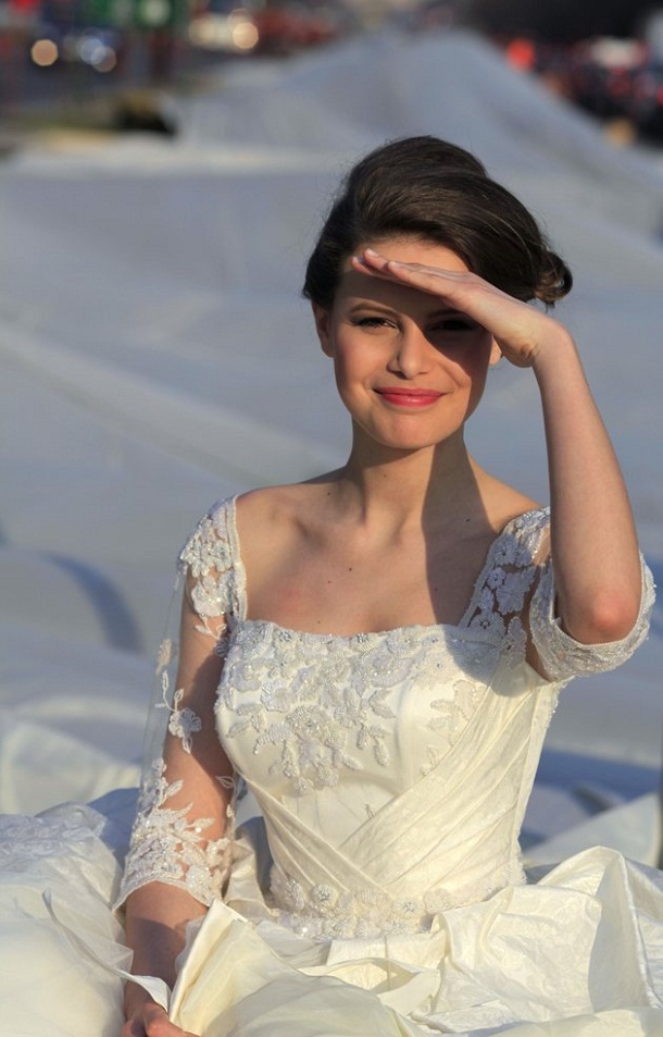 أطول فستان فرح في العالم لعام 2012 Emma+Romanian+model+wearing+Longest+wedding+dress+10