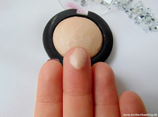 Essence - I love Nude Eyeshadow - 03 Crème Brûlée Swatch - www.annitschkasblog.de
