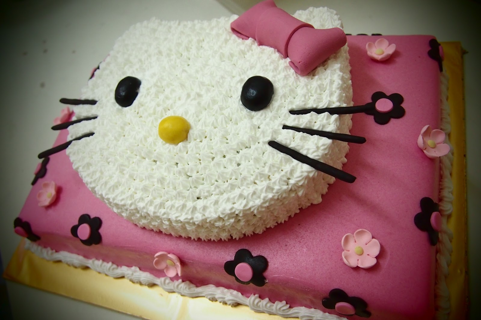 AniesBakeHouse: Hello Kitty Theme cake
