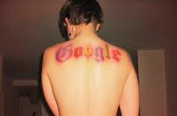tatuaje de google en toda la espalda