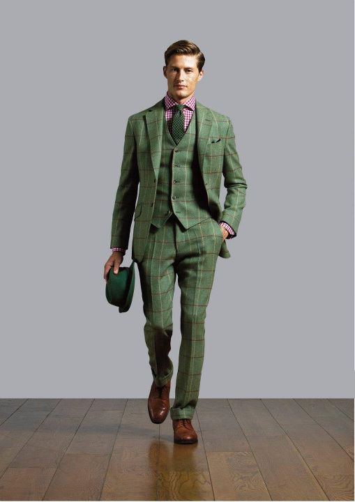 Description Construction of the Green Suit. Dark green suits do best in rich, thick fabrics. Heavy wool with a smooth finish is far and away the best choice. The weight and uniform texture of wool gives the jacket a consistent drape along the body.