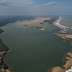 Lama muda a cor do mar na foz do Rio Doce, em Linhares, ES